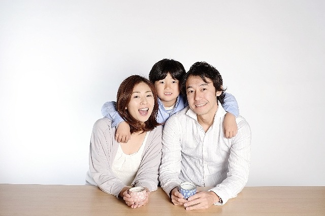 笑顔で幸せな家族