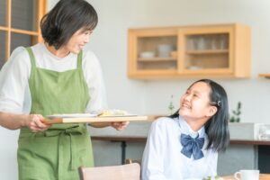朝の食卓で親子の笑顔
