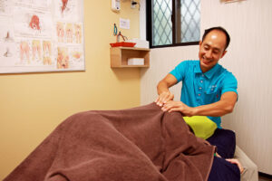 マタニティ整体の横向きで施術を受けている様子